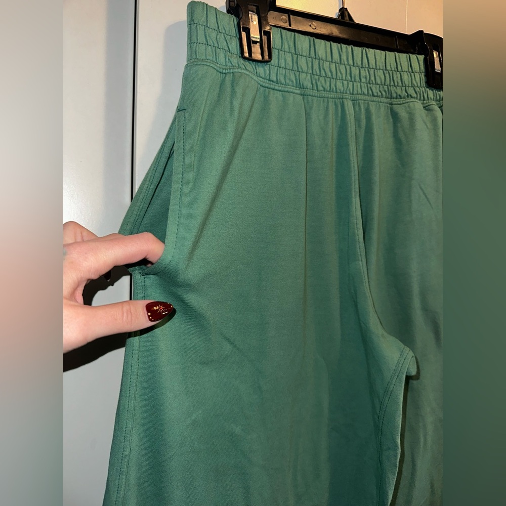 NWOT Free People Movement Hot Shot Crossover- Heritage Green Pants - Picture 9 of 13